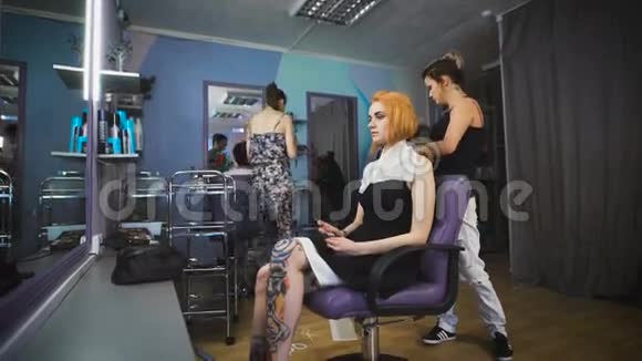 客户椅子美容院的美女视频的预览图