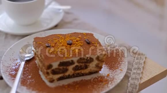 视频4k意大利甜点提拉米苏和咖啡在桌子边的窗户视频的预览图