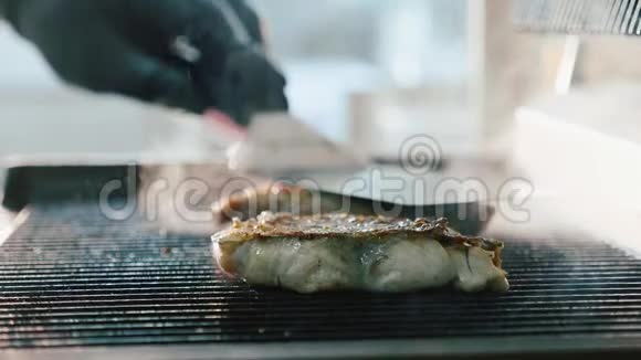 一份鲜鱼牛排是在热烤架上煎的有香气和烟雾视频的预览图
