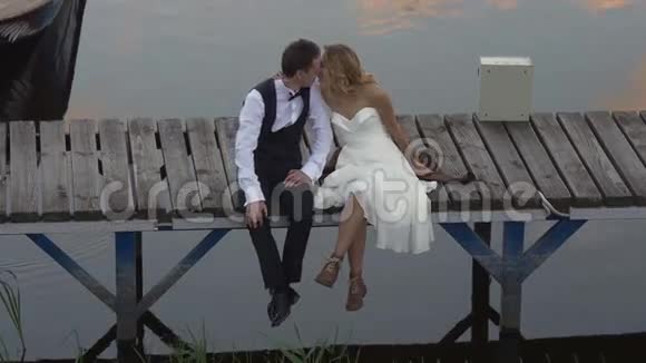 新婚夫妇坐在码头上视频的预览图