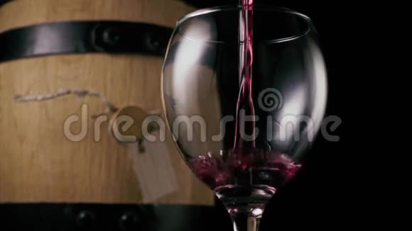 酒倒在桶的背景上的玻璃杯里慢动作视频的预览图