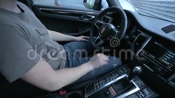 男人在车里系安全带视频的预览图