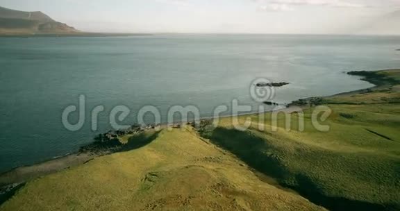 科普特飞行在冰岛的海岸熔岩和水的美丽景观视频的预览图