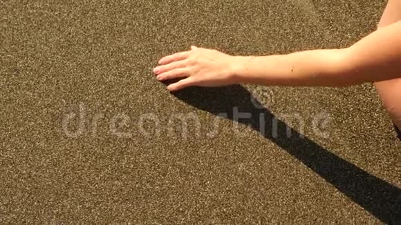 女人的手在潮湿的沙子上画出心4k慢动作视频的预览图