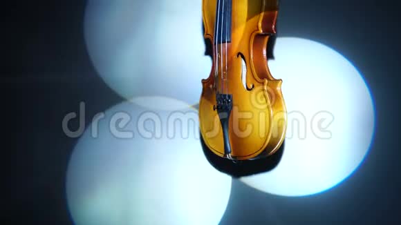 三个旋转光束中的旧小提琴视频的预览图