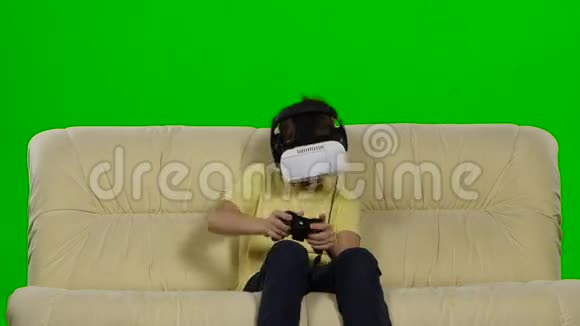 虚拟现实面具这个惊喜和快乐的小男孩使用头戴式显示器绿色屏幕视频的预览图