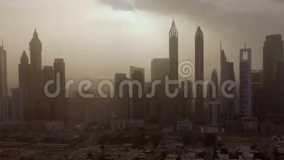 壮观的大城市空中景色日落时摩天大楼和街道的轮廓阿联酋迪拜视频的预览图