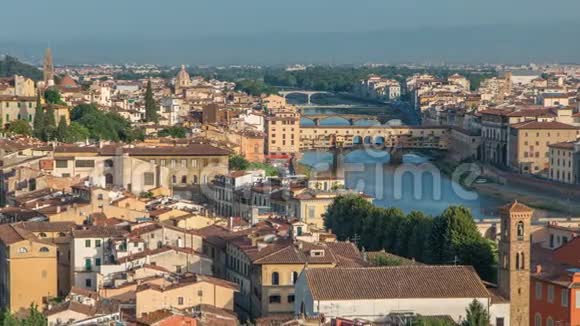 日出时佛罗伦萨城市的最高景观有阿尔诺河桥和历史建筑视频的预览图