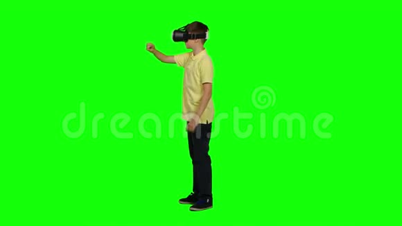 虚拟现实面具吉尔德使用头装显示器绿色屏幕视频的预览图
