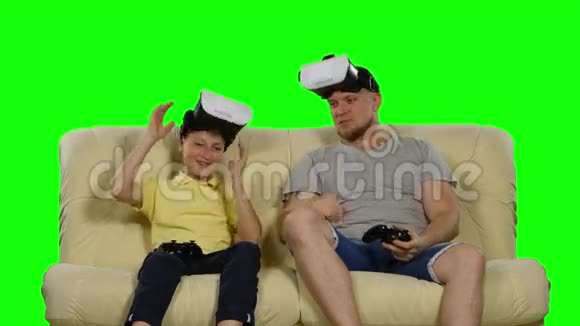 家庭周末游戏虚拟现实使用VR眼镜绿色屏幕视频的预览图