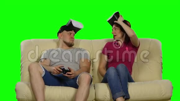 夫妇用VR眼镜坐在沙发上绿色屏幕视频的预览图