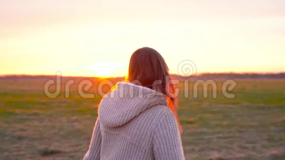 日落时分女人在宽阔的田野里奔跑动作缓慢视频的预览图