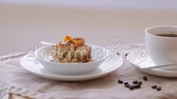 自制意大利甜点提拉米苏和靠窗的桌子上的咖啡视频视频的预览图