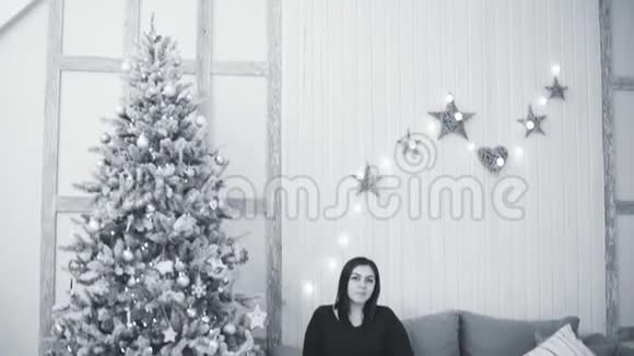新年和圣诞节装饰节日松树和玩具视频的预览图