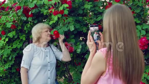 年轻女孩拍老年妇女的照片视频的预览图