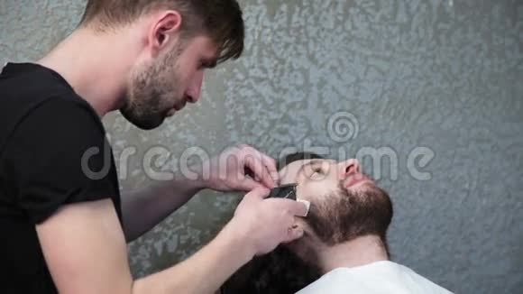 理发师给客户刮胡子视频的预览图