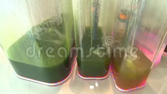 生物燃料产生过程透明储层中的五颜六色的液体视频的预览图