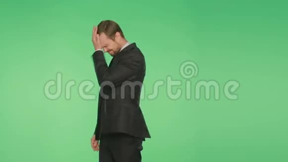 商人在绿色背景下手势懊恼肢体语言希罗莫基视频的预览图