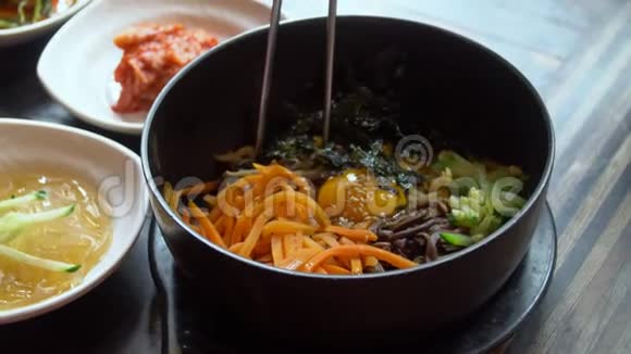 用筷子吃传统的韩国菜Bibimbap亚洲正宗美食视频的预览图