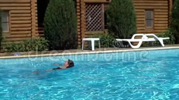 快乐活跃的孩子跳到游泳池视频的预览图