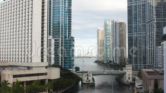 迈阿密时尚区的景色市中心迈阿密河和河岸上的摩天大楼视频的预览图