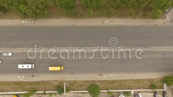 空中拍摄的城市道路上有很多汽车视频的预览图