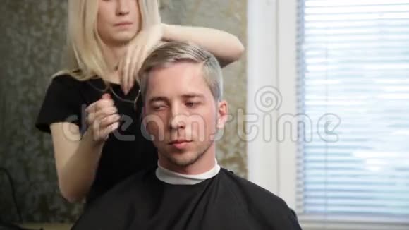 女理发师的发型视频的预览图