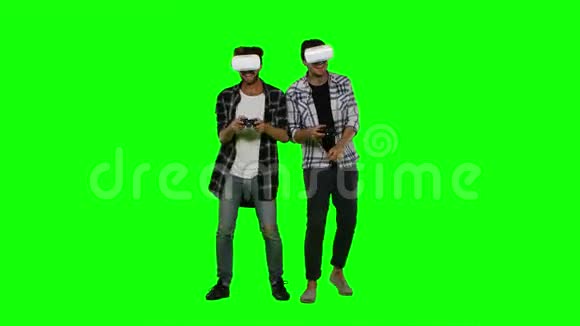 两个男人用VR头盔玩游戏绿色屏幕视频的预览图
