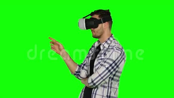 虚拟现实双手移动虚拟现实绿色屏幕关门视频的预览图