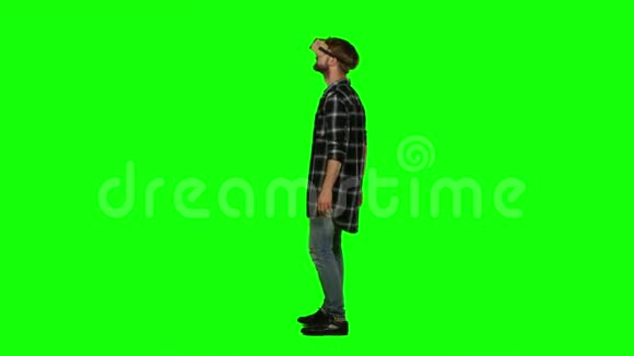 一个戴着虚拟现实耳机的男人转过头来绿色屏幕视频的预览图