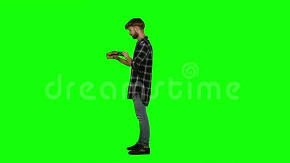 虚拟现实玩家玩虚拟现实耳机绿色屏幕视频的预览图