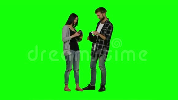 惊讶的夫妇玩一些虚拟现实游戏绿色屏幕视频的预览图