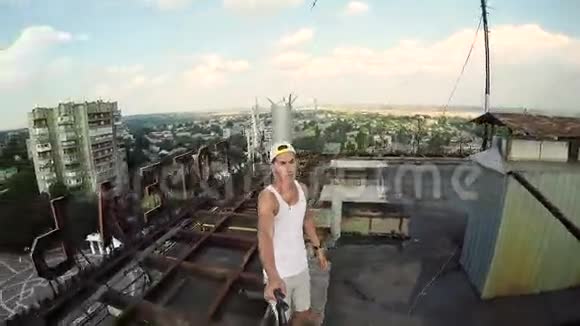 极限运动去找摄像机高层建筑屋顶上的年轻人视频的预览图