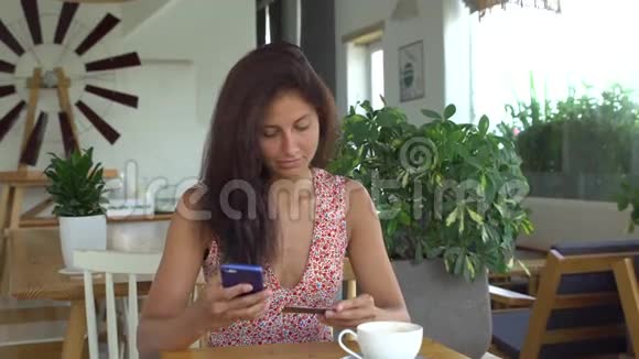 妇女不能用手机信用卡购买视频的预览图