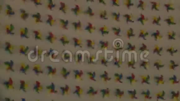 彩虹纺轮在白色墙壁背景上旋转视频的预览图