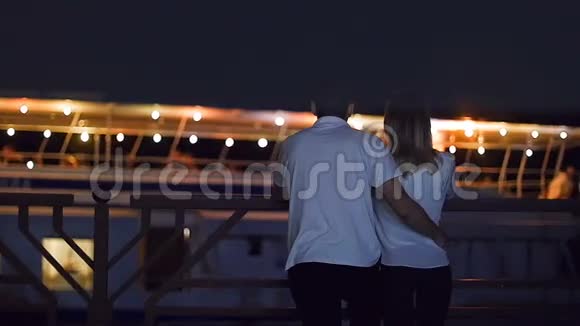 情侣们正在等船在夏天的夜晚视频的预览图