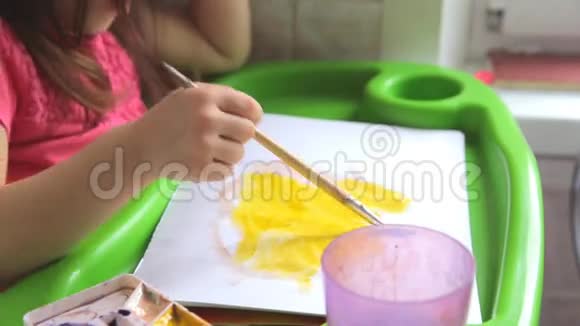 手拿画笔的小女孩视频的预览图