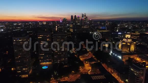 日落后费城市中心的鸟瞰图视频的预览图