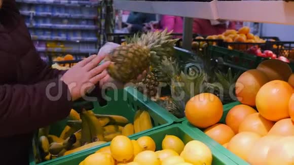 在商店里买水果在超市农贸市场上架新鲜有机蔬菜水果健康食品视频的预览图