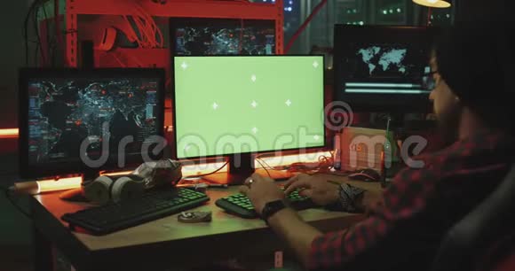 黑客在办公桌前工作视频的预览图