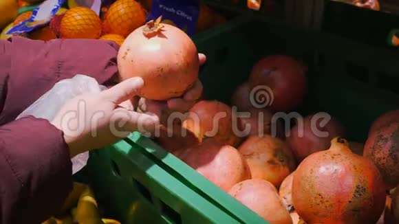 在商店里买水果在超市农贸市场上架新鲜有机蔬菜水果健康食品视频的预览图