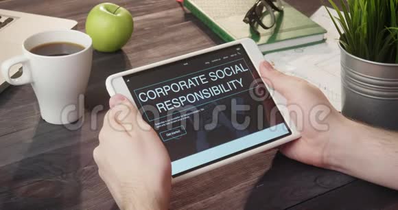 使用数码平板电脑检视企业社会责任网页视频的预览图