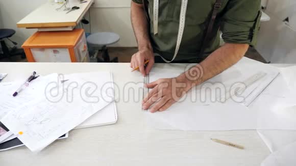 裁缝手用白表测量模板视频的预览图