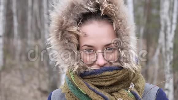 女孩在春天的花束里流泪视频的预览图