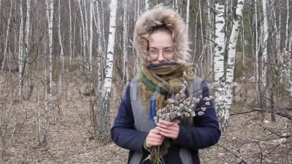 女孩在春天的花束里流泪视频的预览图