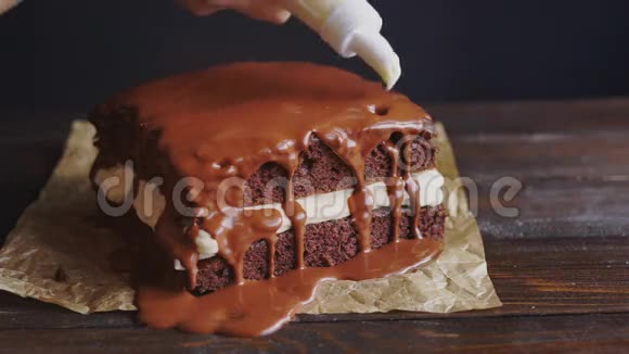 厨师装饰巧克力蛋糕糕点袋装饰甜点视频的预览图