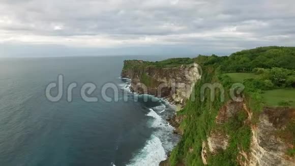 沿着岩石海岸的高崖飞翔视频的预览图