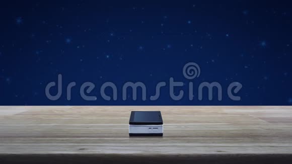 餐厅cloche平面图标在现代智能手机屏幕上的木制桌子上幻想夜空和月亮商务食品del视频的预览图
