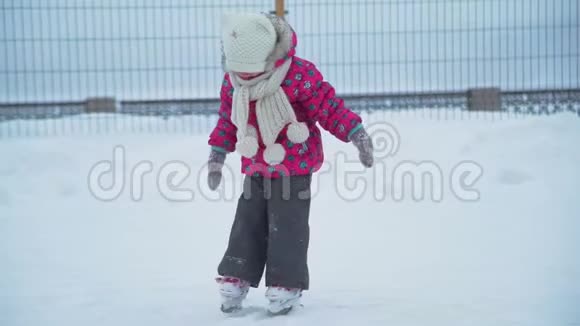 小女孩在冰上滑冰视频的预览图
