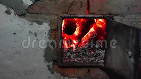 木柴在烤箱里燃烧视频的预览图